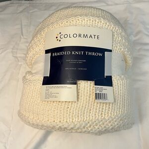Knitted throw blanket